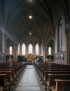 117250 Interieur van de Barbarakerk (Koninginnenlaan 3) te Nieuwegein: middenschip, gezien richting het koor.